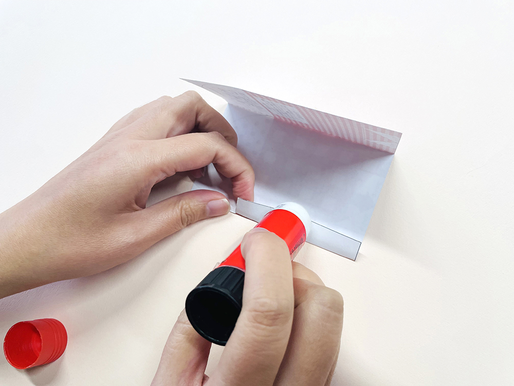 のりしろ(1)を貼ります