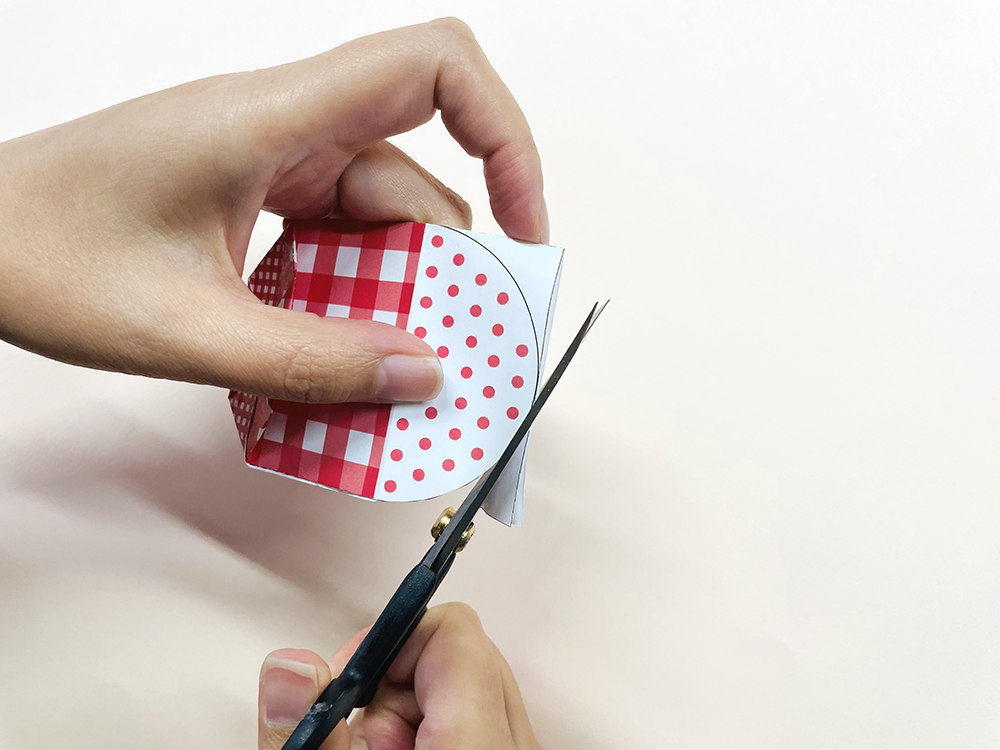 2枚重ねて⑦の切り取り線でフタを丸く切ります