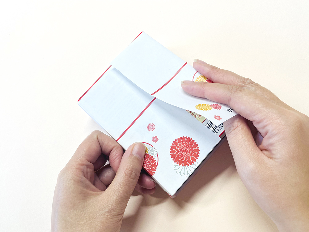 右側ののし紙の端が上（外側）になるように、貼りあわせます