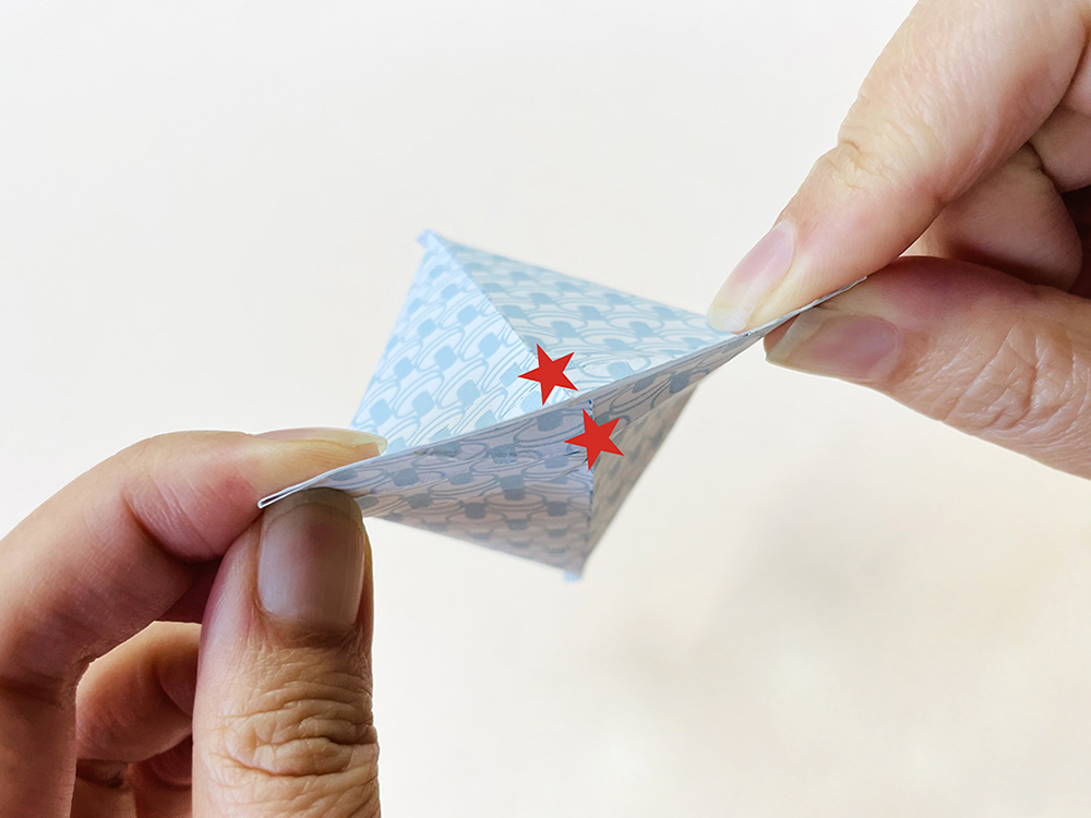 ★の位置を合わせるように、縦に口を閉じます