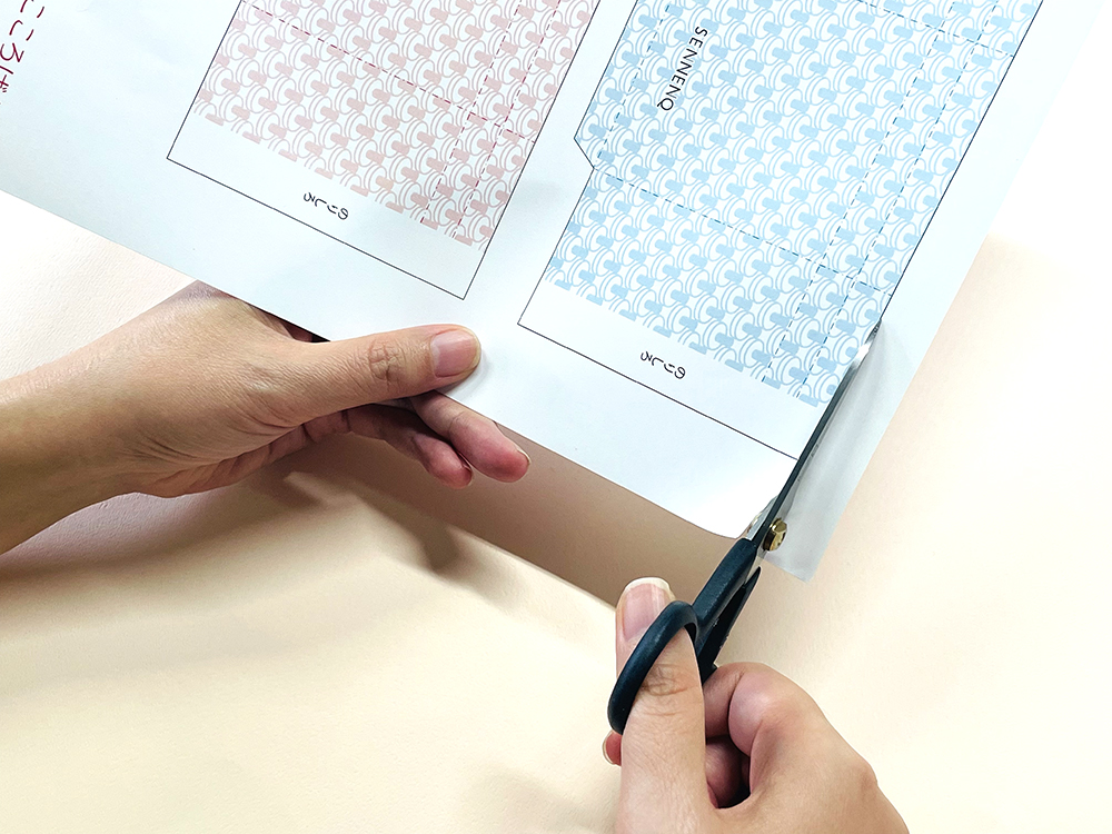 一番外側の切り取り線で切ります