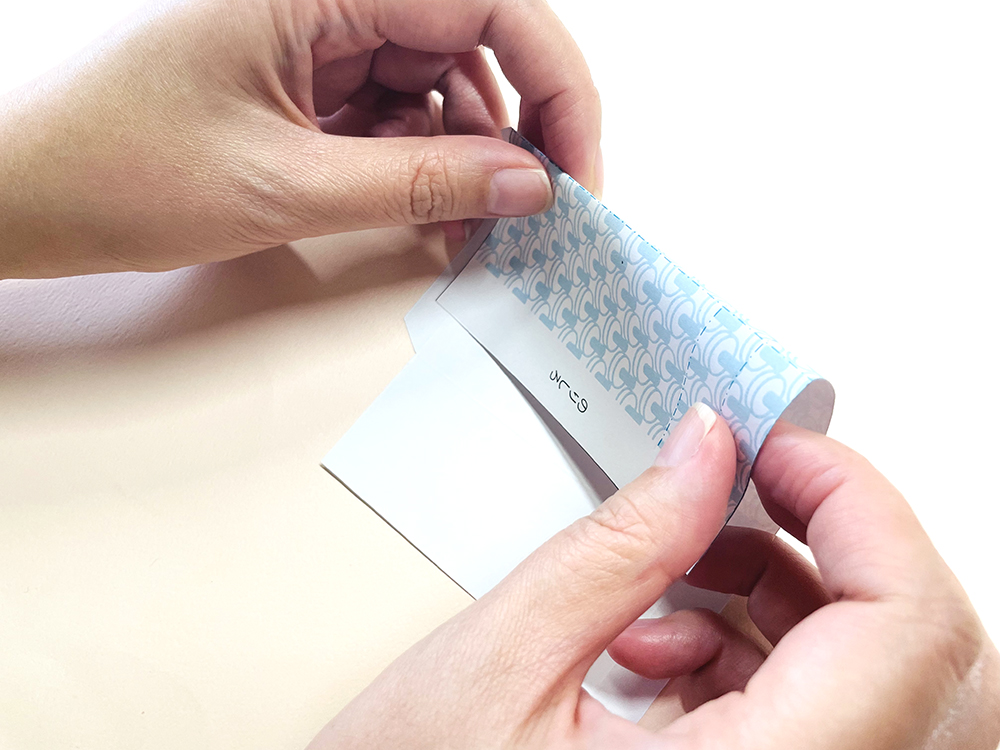 山折り線①②の順に折ります