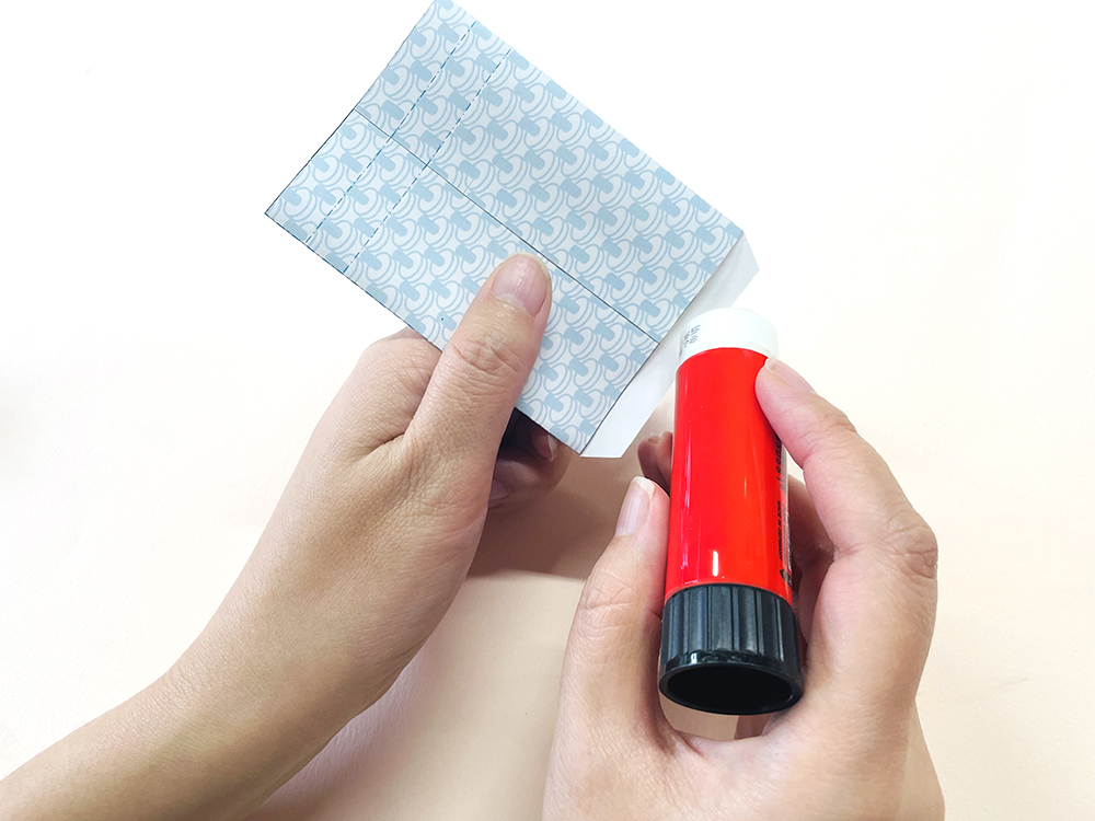 底の③部分の山折り線を折り、裏側を貼り、底をつくります 