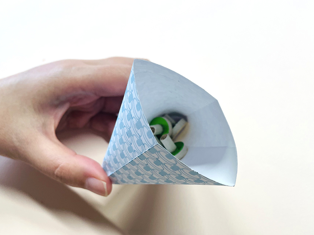 袋の中にせんねん灸と「せんねん灸の使い方」を入れます 