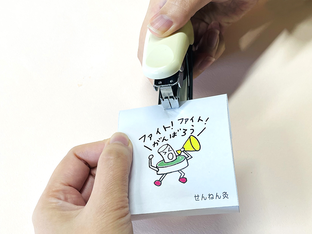 フタと透明な袋をあわせて、ホッチキスで閉じて、完成！